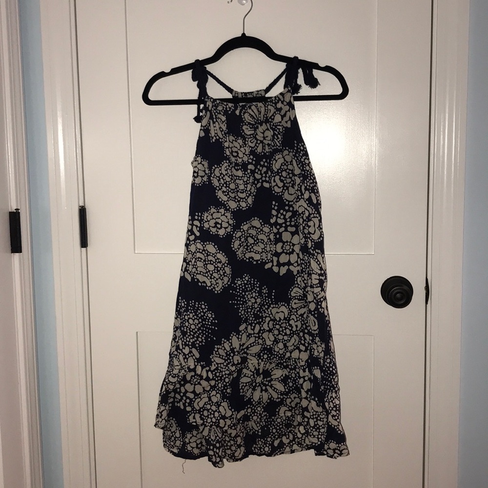 circular shaped flowers with navy blue base